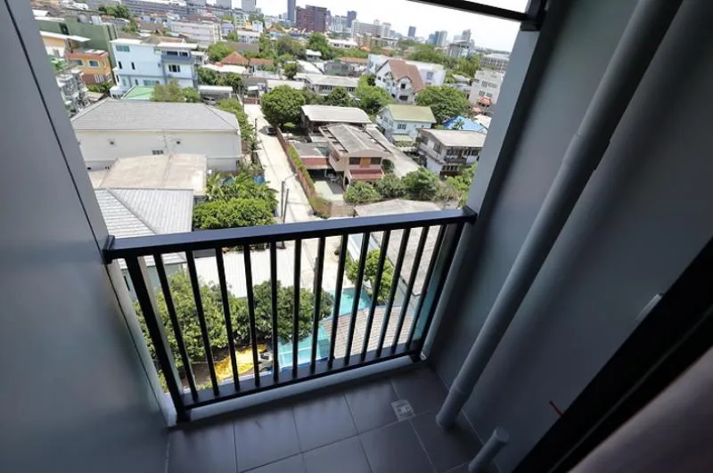 For rent Atmoz Ladprao 15, top floor, great view. The room has never been rented before, very new, beautiful like this, hurry up.