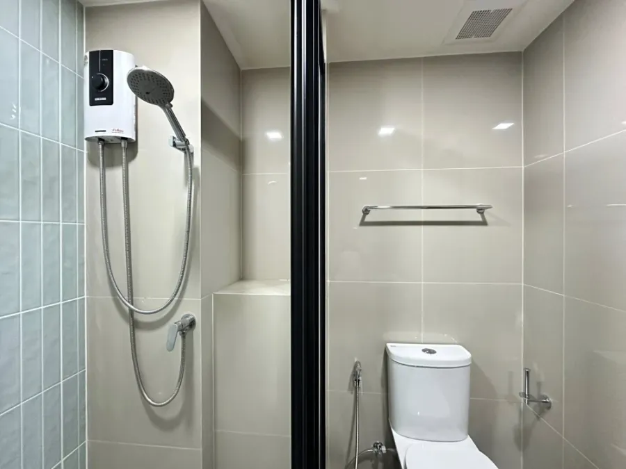 Condo for rent at The Muve Pradipat, residential side. Cool breeze, unobstructed view, fully furnished, ready to move in.