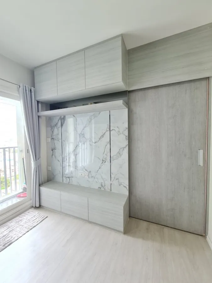 Condo for sale, rent, The Key Sathorn - Charoenrat, decorated with built-in marble pattern. Genuine leather sofa, very comfortable to sit on. Book now