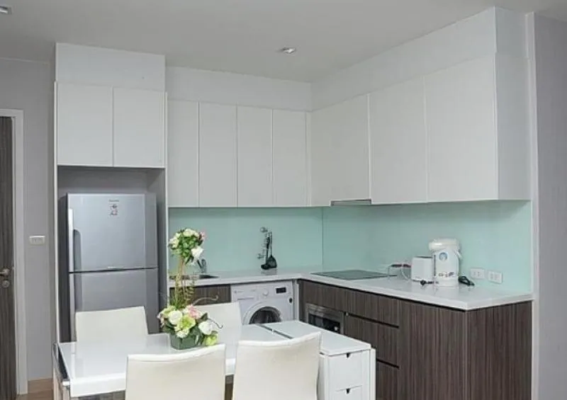 ให้เช่า Urbano Absolute สาทร-ตากสิน ห้องสวย ตกแต่งด้วยดอกไม้ ดูเรียบง่าย มองสบายตา เฟอร์ครบ
