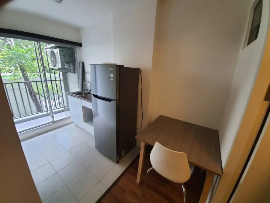 Sell / rent Condo U Ratchayothin (Phahonyothin 32), fully furnished, electrical appliances. There is a train station in front of the condo.