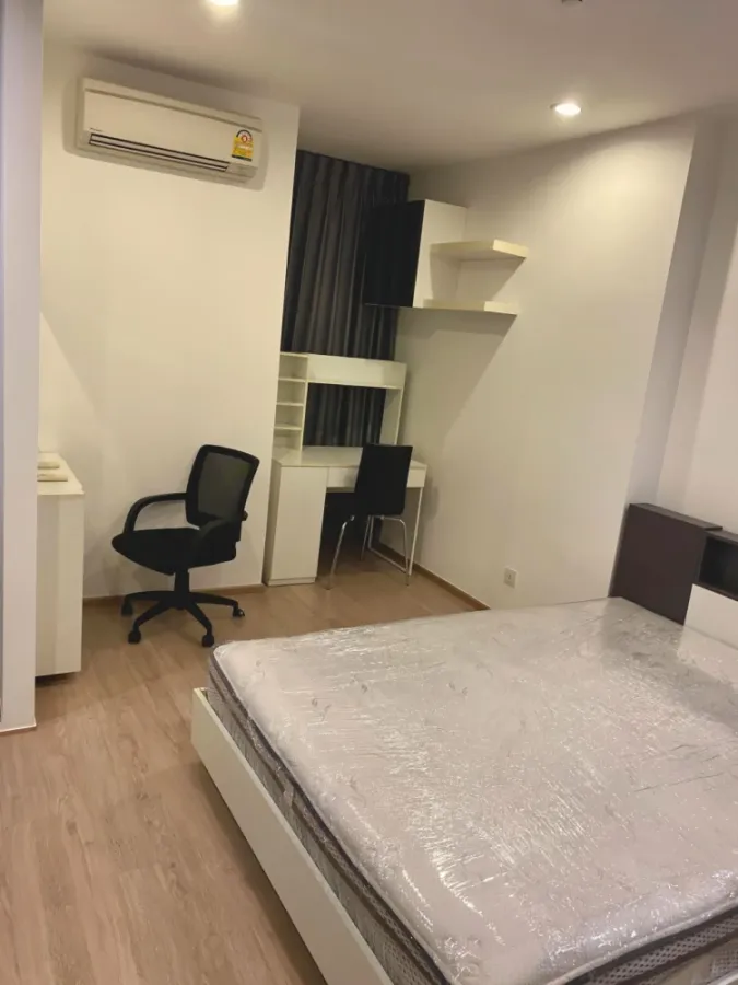 Condo for rent at Ideo Q Chula–Samyan. Ready to move in, fully furnished, great price. Book now, don't miss out!