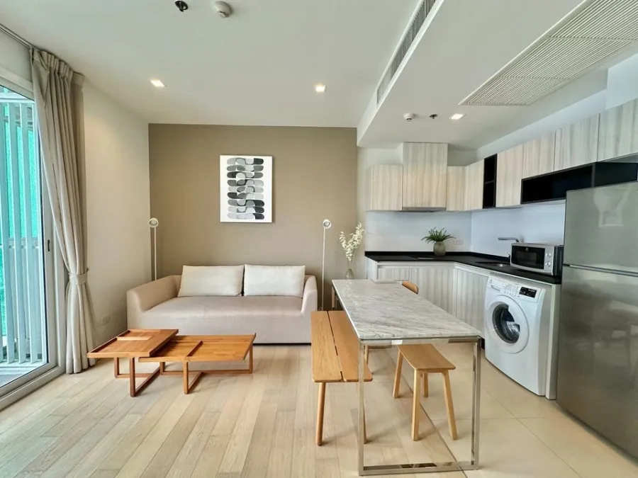 For sale: HQ Thonglor, 16th floor, very spacious room. Decorated in minimalist style Simple and pleasant You can reserve first, get it first.