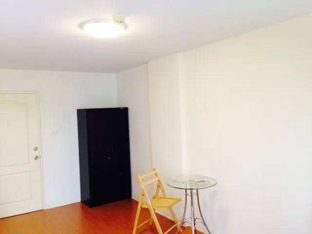 For sale Lumpini Condo Town Rattanathibet, simple decorated room. Fully furnished It's good like this. You can't make a reservation.