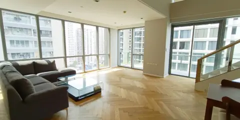 ขาย The Room สุขุมวิท 21 ห้อง DUPLEX พื้นที่ใช้สอยเพียบ โซฟาตัวใหญ่นั่งสบายมาก รีบจับจองเลยจร้า