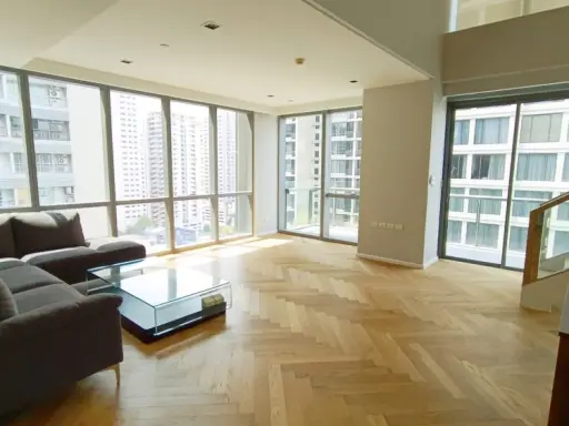 ขาย The Room สุขุมวิท 21 ห้อง DUPLEX พื้นที่ใช้สอยเพียบ โซฟาตัวใหญ่นั่งสบายมาก รีบจับจองเลยจร้า