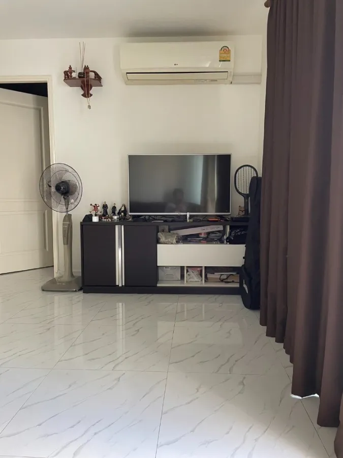 For rent: Incio Serithai, 3rd floor, with furniture and electrical appliances. If interested, hurry and reserve now. Don't miss it.