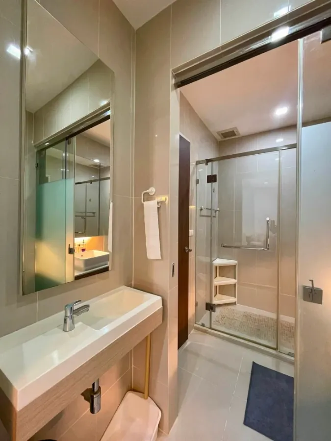 For rent: Q Asoke condo, 48 sq.m. corner unit, 2 bedrooms, 21st floor, south facing with pool view. Convenient and fully furnished.