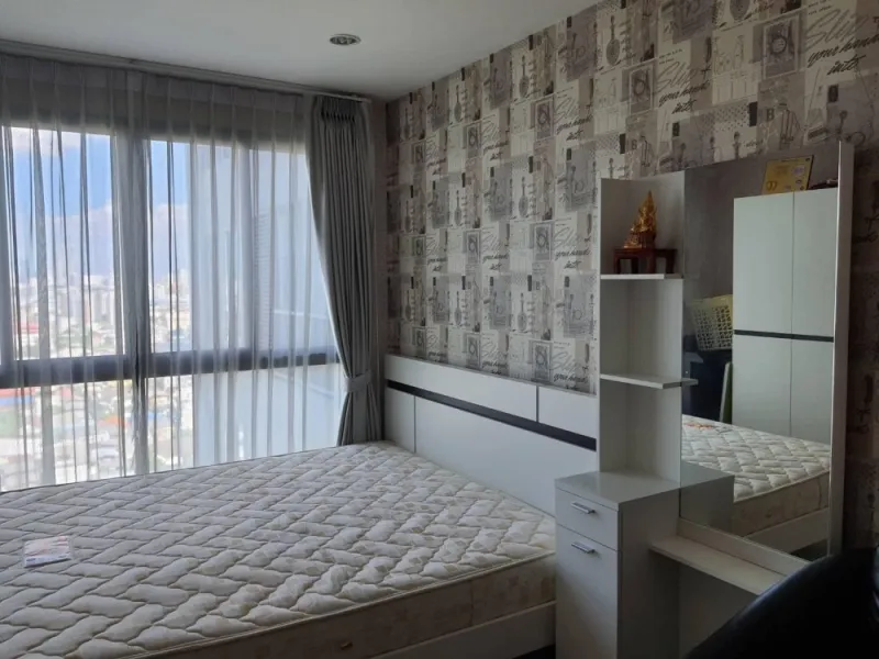 For rent Ideo Mobi Charan Interchange ห้องติดวอลเปเปอร์อย่างดี ราคาไม่แรง คุณต้องรีบย้าย