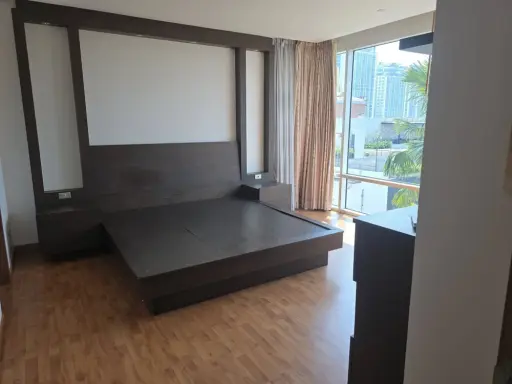For sale: Fullerton Sukhumvit, 7th floor, 3 bedrooms, 3 bathrooms, spacious room, very comfortable, great view, very worth booking.