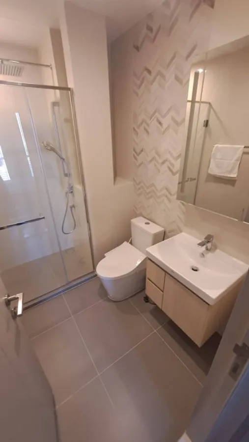 For rent: Oka Haus Sukhumvit 36, spacious room, comes with usable space, great price, book now.
