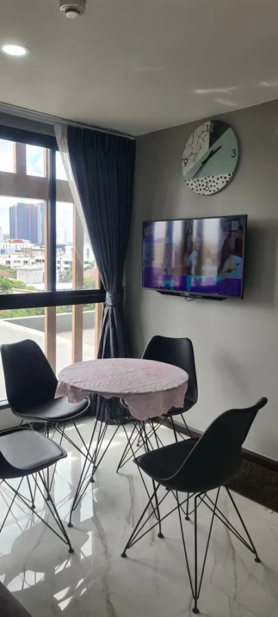 Condo for rent, The Belgravia @ Ratchada-Lat Phrao 15, partitioned room decorated with marble pattern. The high floor is good. Reserve quickly.