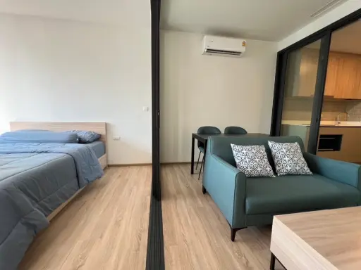 For rent: XT Phayathai, partitioned room, complete with furniture and electrical appliances. Hurry and reserve now before it slips away.