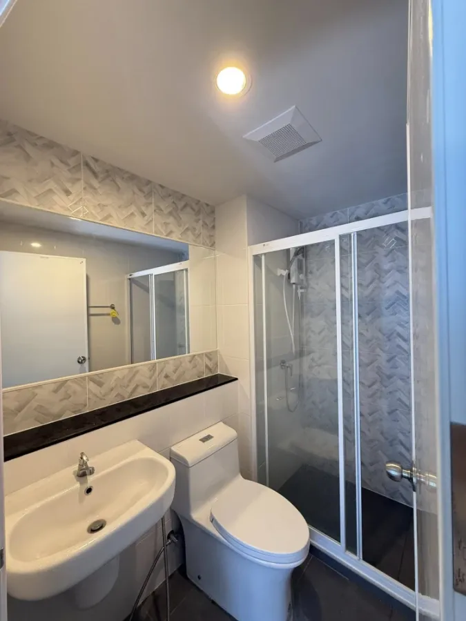 For rent: Regent Home Bangna, room on a very high floor, fully furnished, ready to move in.