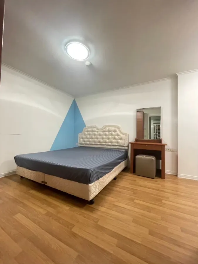 For rent: Lumpini Place Narathiwas 24. Spacious, ready-to-move-in unit with complete furniture. Comfortable living on a low floor. Book now!