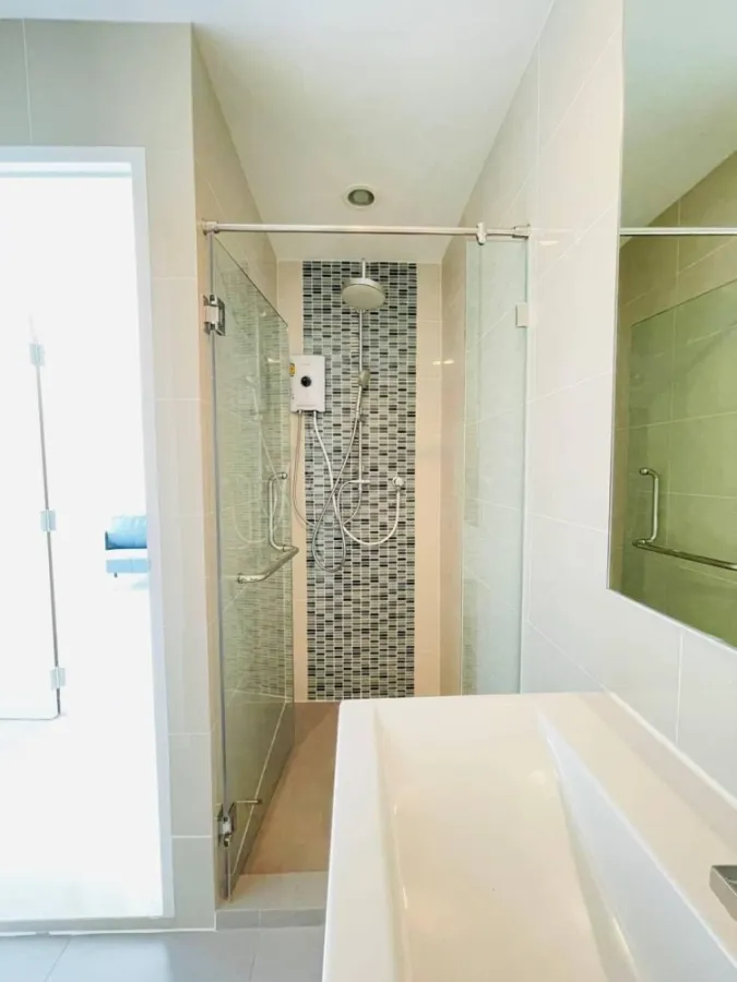 For rent, The Sky Sukhumvit, condo in the heart of the city, beautiful view, very good atmosphere, open and airy room, very comfortable for the eyes.