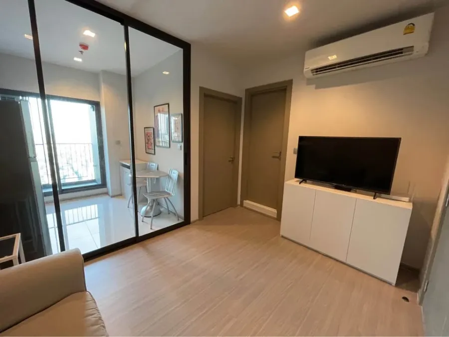 For rent: Life Asoke-Rama 9, room on the 42nd floor, highest floor, with a stunning city view, fully furnished, ready to move in.