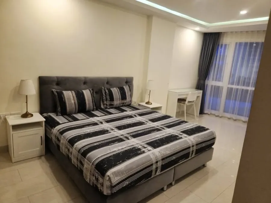 For rent: Grand Avenue Residence (Central Pattaya), room on the 1st floor with direct access to the swimming pool, very spacious area, interested in b