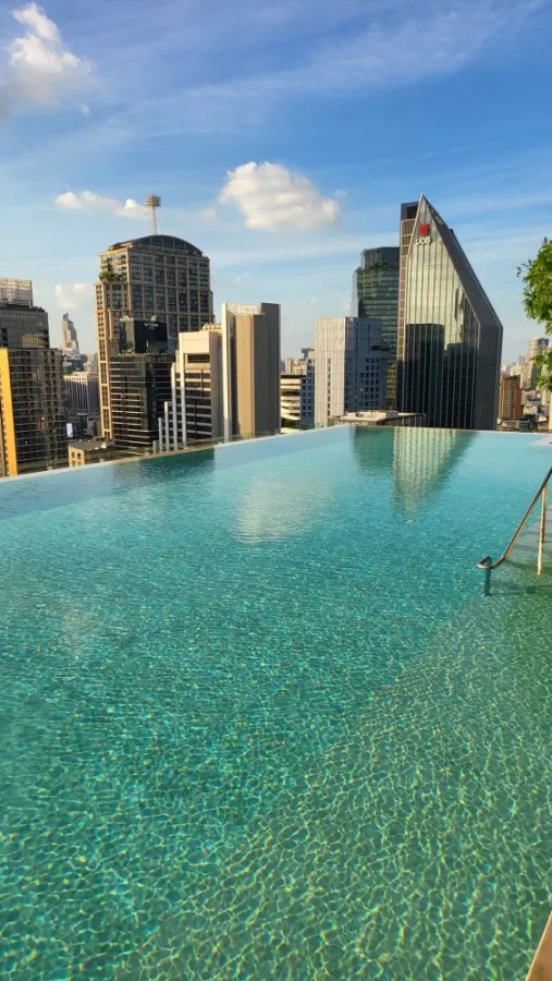 For rent, Kraam Sukhumvit 26, room decorated with built-ins around the room, beautiful, very comfortable to sleep, premium furniture. If you don't res