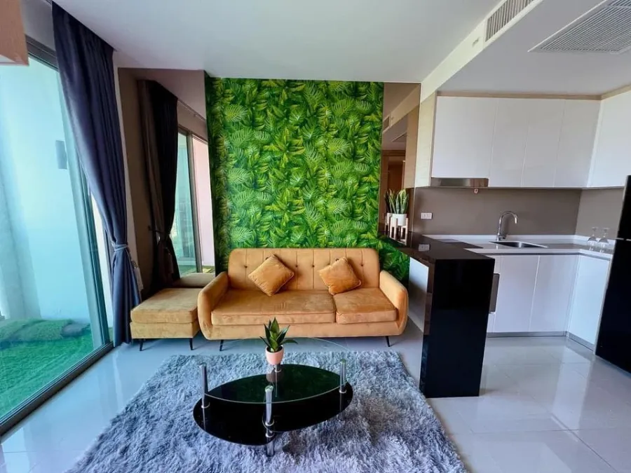 For rent: The Riviera Jomtien Pattaya (Jomtien) City view, 10th floor, beautifully decorated with wallpaper throughout the room. Hurry and book now.