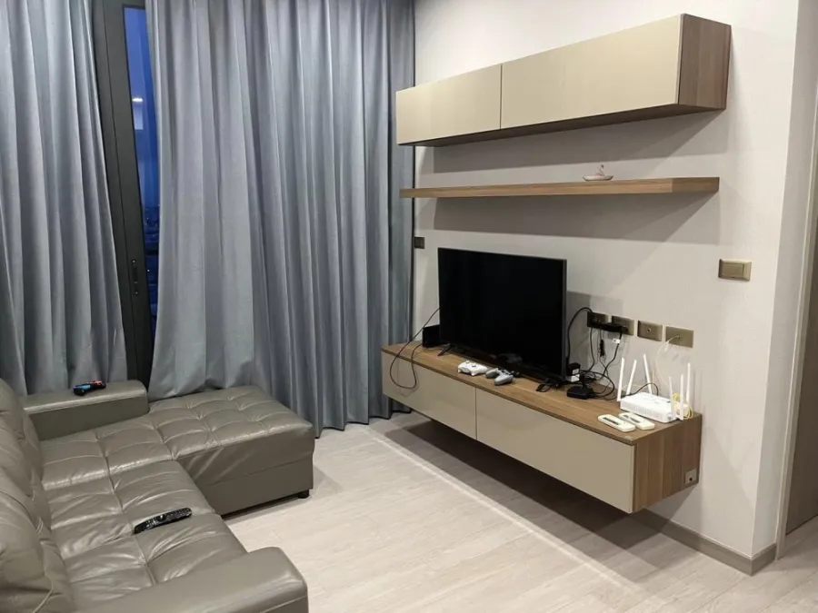 For rent, One 9 Five, Asoke, Rama 9, 27th floor, good-looking, stylish room with premium furniture. Don't miss it.