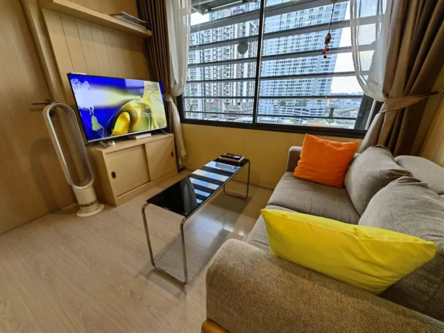 For rent: Condo Rhythm Asoke 2, 9th floor, very spacious room, divided into sections, decorated nicely. Interested? Book now!