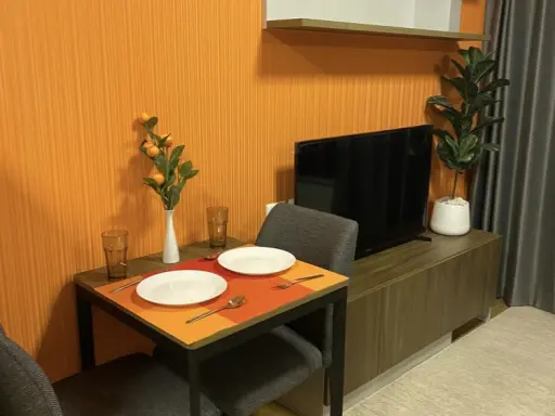 For rent, D Condo Bliss Sriracha, room decorated in bright orange tones. Install wallpaper throughout the room. Such a good price, book now.