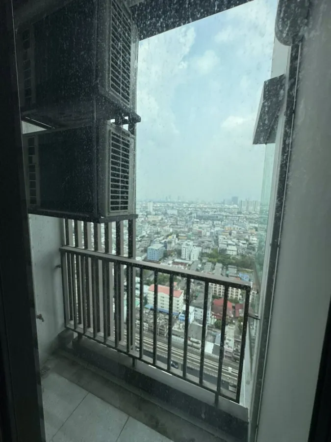 For sale or rent: The Stage Taopoon Interchange condo. Nice unit on the 31st floor with great views. Book yours today!