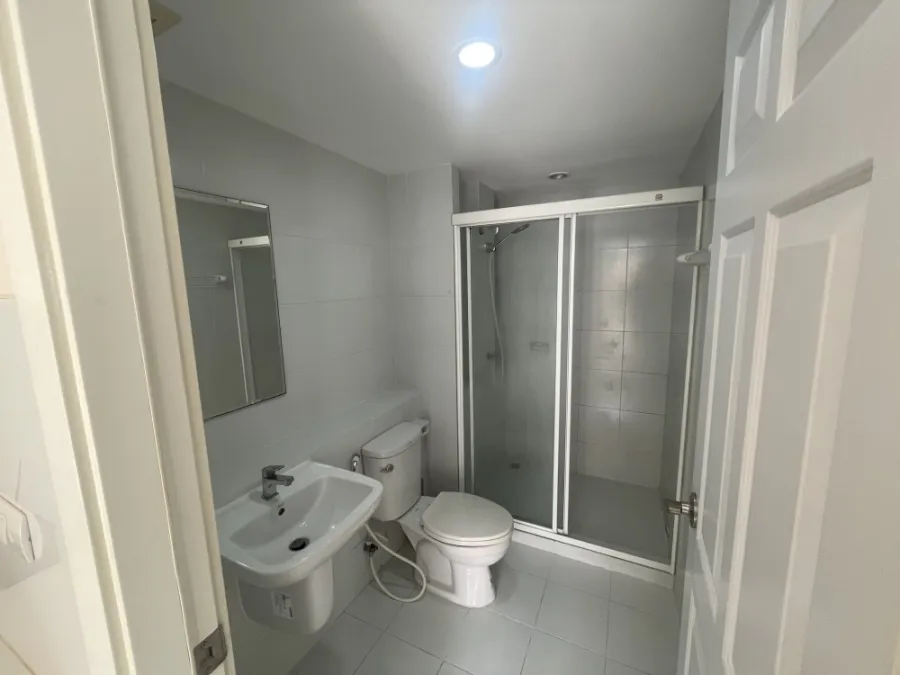 For sale: Element Srinakarin, peaceful and private, close to nature, spacious room, not cramped, fully furnished, ready to move in