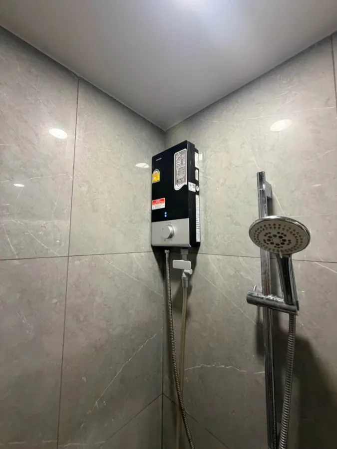 Blue Phaholyothin 35 condo for rent. Ready to move in, fully furnished. Just bring your belongings and you can occupy the entire unit. Don't miss out!