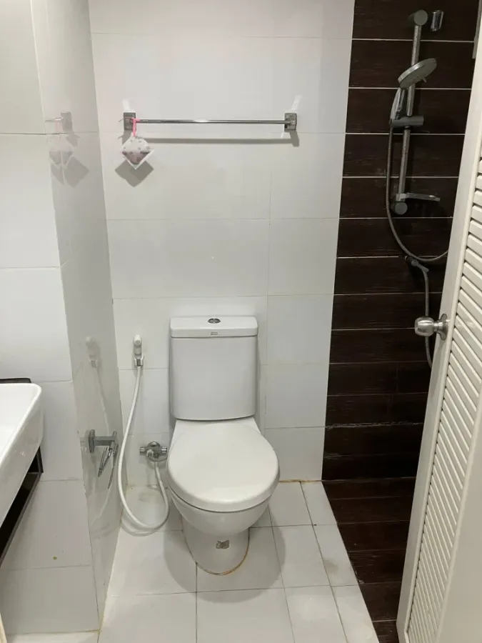 For rent: A Space Me Bangna. Partitioned rooms with built-in furniture throughout. Don't miss this opportunity!