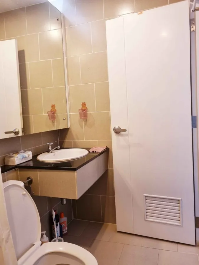 Urgent sale, Anna Condo Bang Phlu, room with good wallpaper. Great price Come own this place.