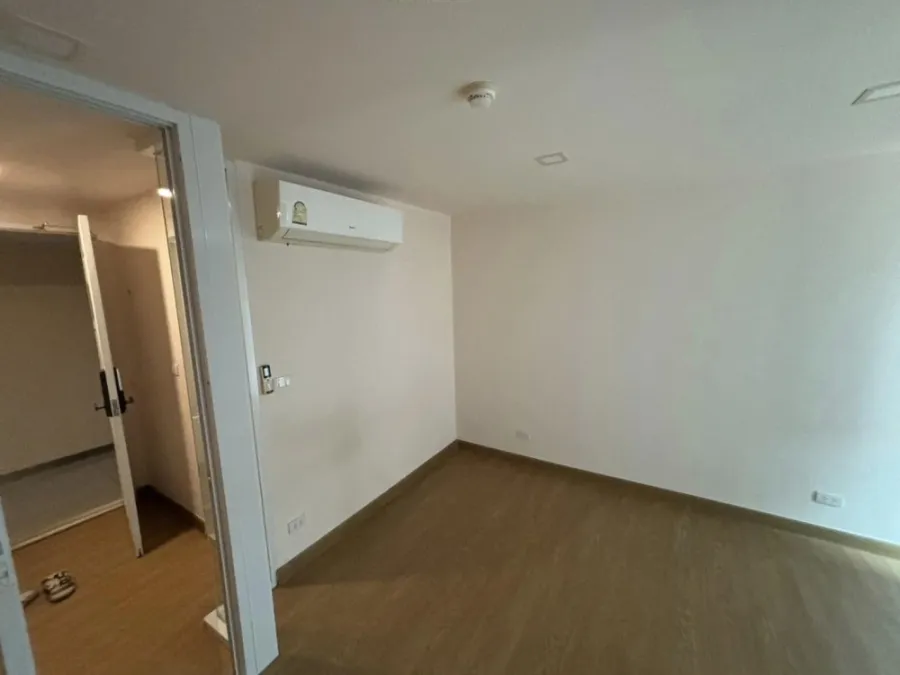 For sale: The Light New York, empty room, clean, airy, complete with amenities. People who like to decorate rooms shouldn't miss it.