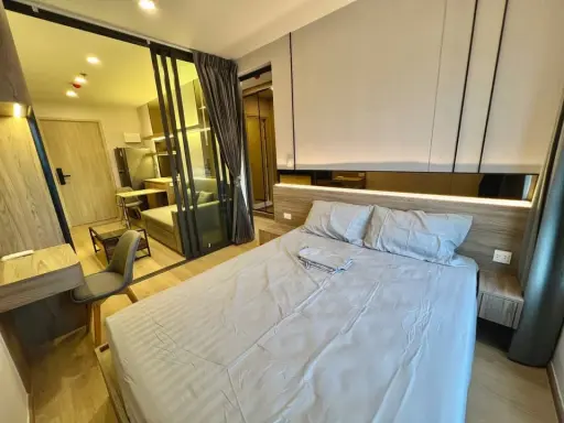 For rent: Life Rama 4 - Asoke, high floor with exclusive Chao Phraya River view, stylish interior design, reserve now!
