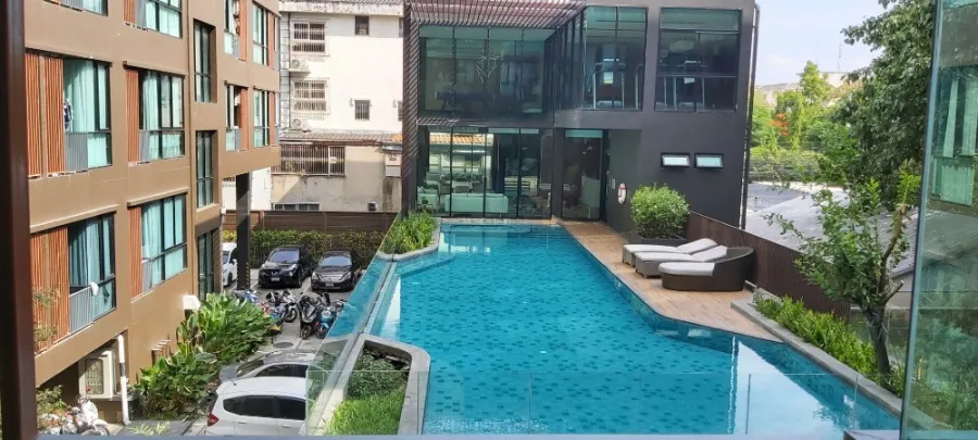 For rent, Brown Condo Ratchada 32, pool view, has a washing machine. Can't miss it