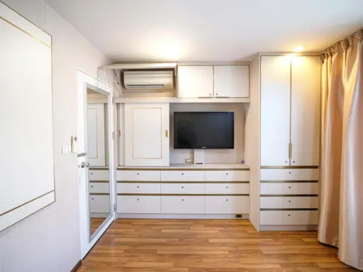 Urgent sale! U @ Huamak Station, beautifully decorated unit with built-in modern style furniture throughout. Fully furnished and ready to move in. Buy