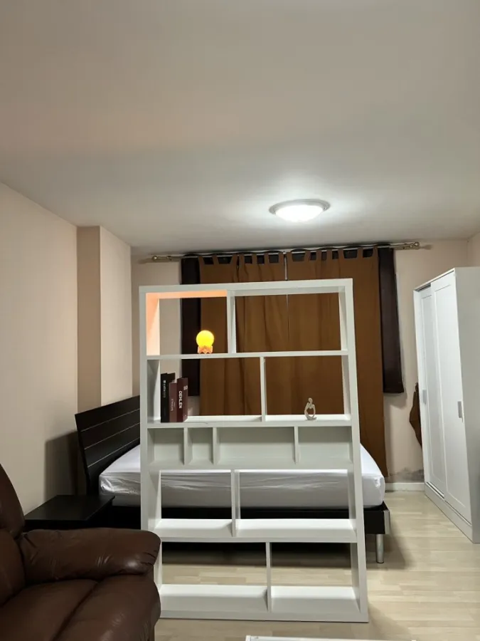 ให้เช่า D Condo รามอินทรา ชั้น 6 ห้อง STUDIO ตกแต่งพร้อมอยู่ โซฟาหนังนั่งสบาย ไม่ร้อน จองเลยจ้า ด่วน