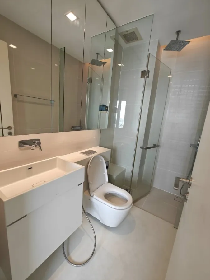 For sale, for rent!! Condo The Saint Residences, 32nd floor, Building C, convenient transportation, good price, hurry and book now!!
