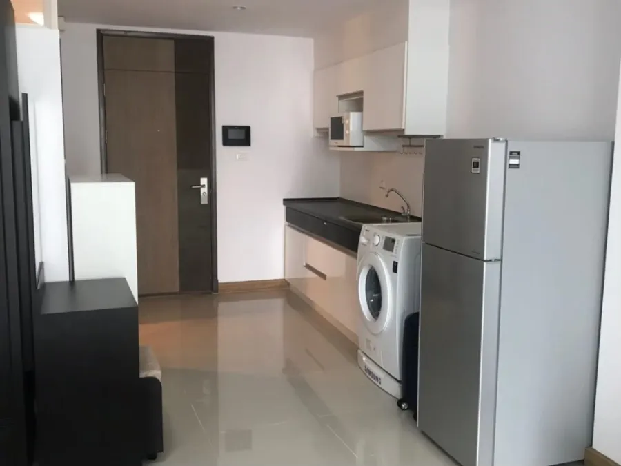 Condo for rent, Supalai River Resort, north side, studio room. View of the Chao Phraya River. Don't wait.
