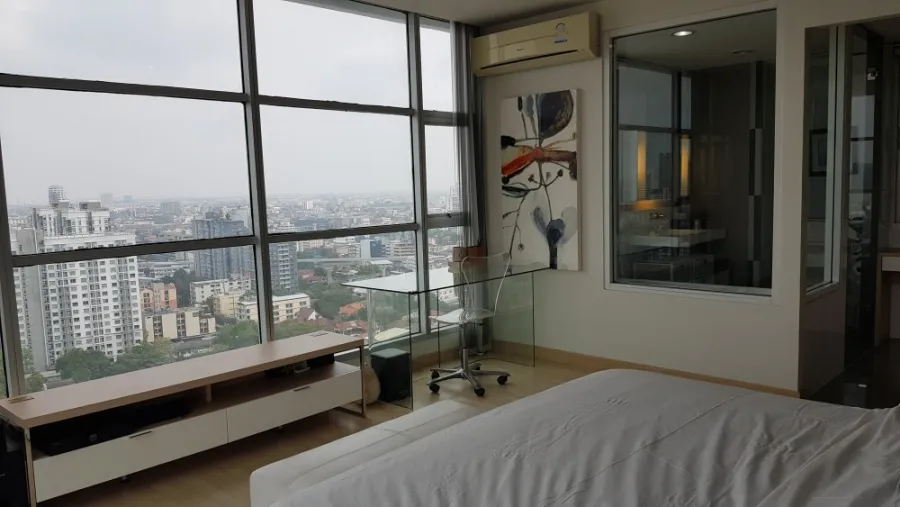 Urgent for rent !! Condo Rhythm Ratchada, prime location, near a shopping center in the heart of the city. Book now !!