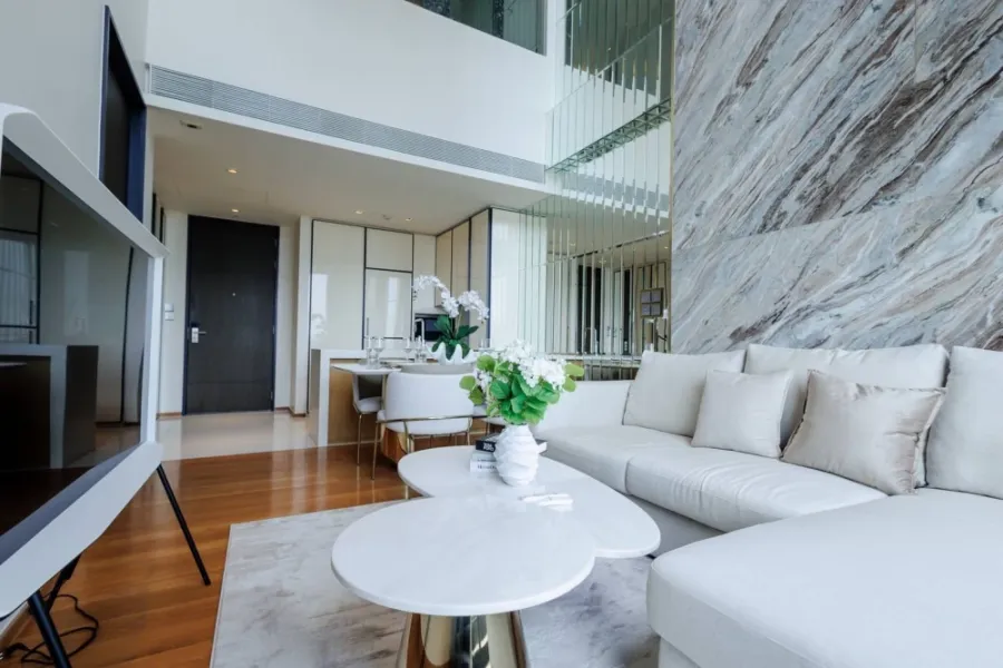 For rent: Beatnik Sukhumvit 32, high floor, duplex room, spacious, comfortable, with a big screen TV. Movie lovers, don't miss out, book now.