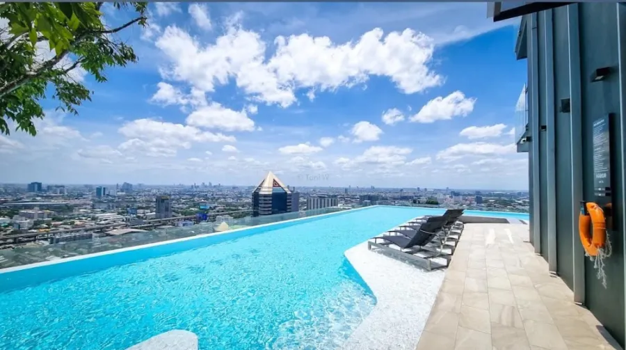 Selling condo rental, Night Bridge, Space, Ratchayothin, Double Space, a high view of the city.