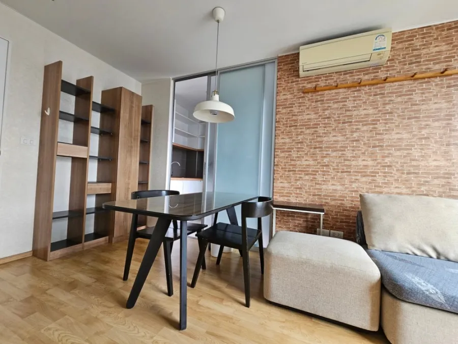 For sale or rent: U Delight Residence (Pattanakarn - Thonglor), 18th floor, large front room. The wallpaper is well installed. Hurry and reserve now.