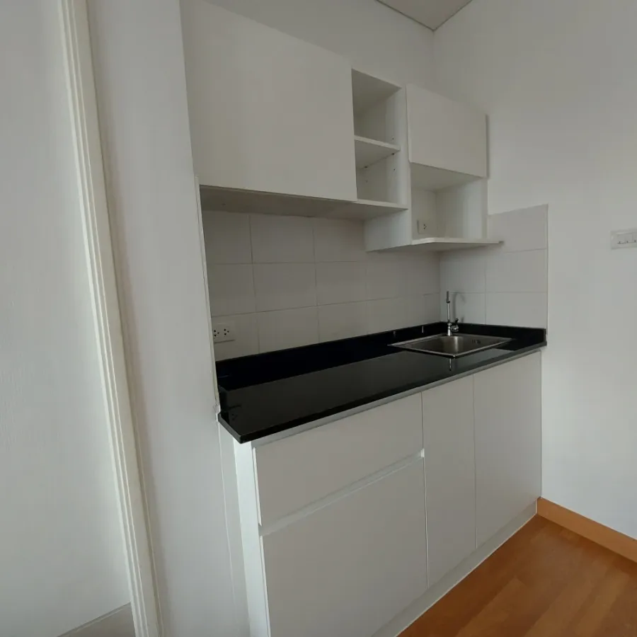 For sale, for rent, Lumpini Place Ratchada-Sathu, room size 28 sq m., 14th floor, clean room, spacious, very comfortable, hurry and book now.