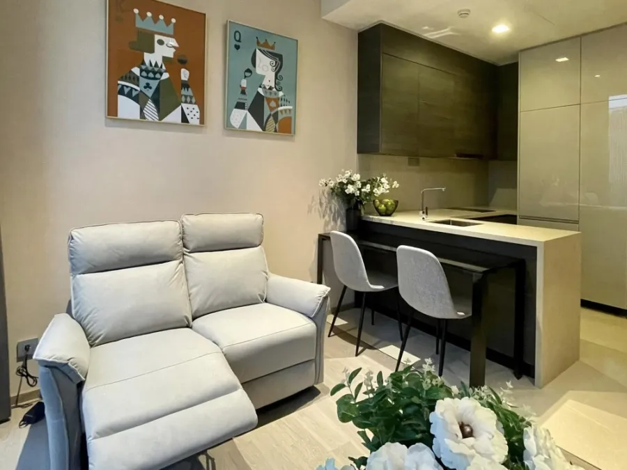 For rent, The Esse Asoke, 23rd floor, very beautiful view, good furniture. Complete electrical appliances If interested, hurry and reserve now.