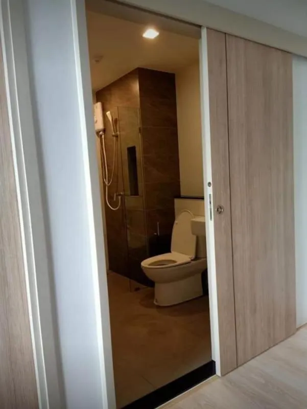 ตกแต่งห้องได้ตามสไตล์ของตัวเองเลย ห้องเปล่า มือหนึ่ง พร้อมโอนเลย built-in ครัวด้วย ขายunio h tiwanon