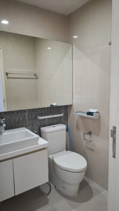 Condolette Ize Ratchathewi for rent. Located on the 22nd floor, very high up, perfect for those who want a condo in the heart of the city, easy access