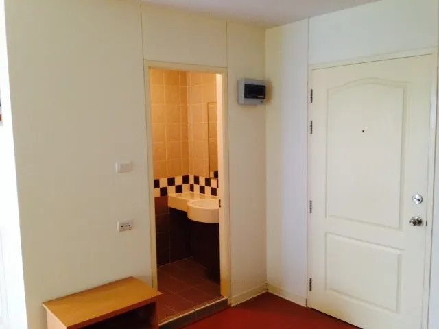For sale Lumpini Condo Town Rattanathibet, simple decorated room. Fully furnished It's good like this. You can't make a reservation.