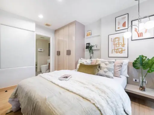 Condo for sale, The Crest Sukhumvit 49, large balcony, new condition room, fully furnished, you can move in.