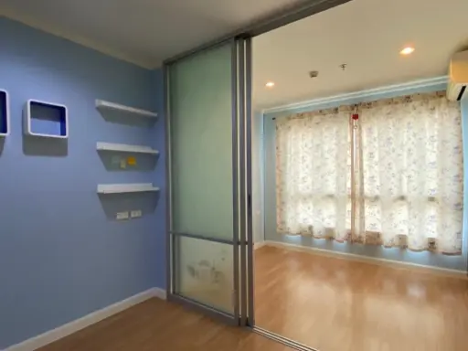 For sale Lumpini Ville Chaengwattana-Pak Kret. Empty room, very good condition The room has very bright and colorful tones. Hurry and reserve before y